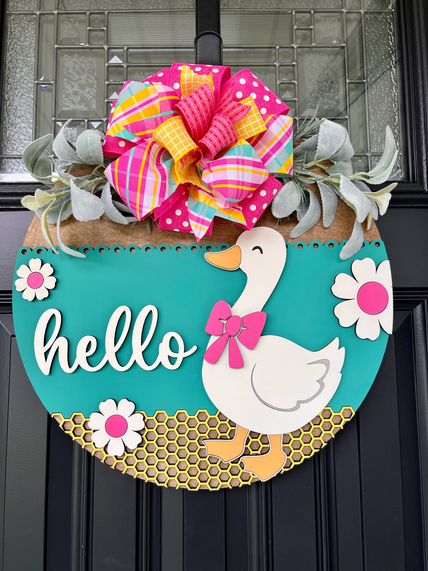 Hello Goose spring door hanger scalloped edge and daisy floral detail